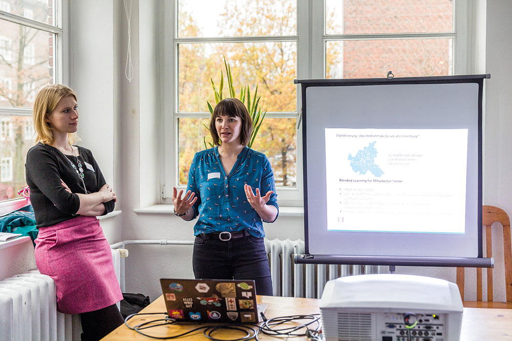 Leonie Hintz, Leitung Bücherhalle Barmbek, und die Medienpädagogin Kathrin Joswig führten gemeinsam durch die Session der Bücherhallen, Foto: Miguel Ferraz