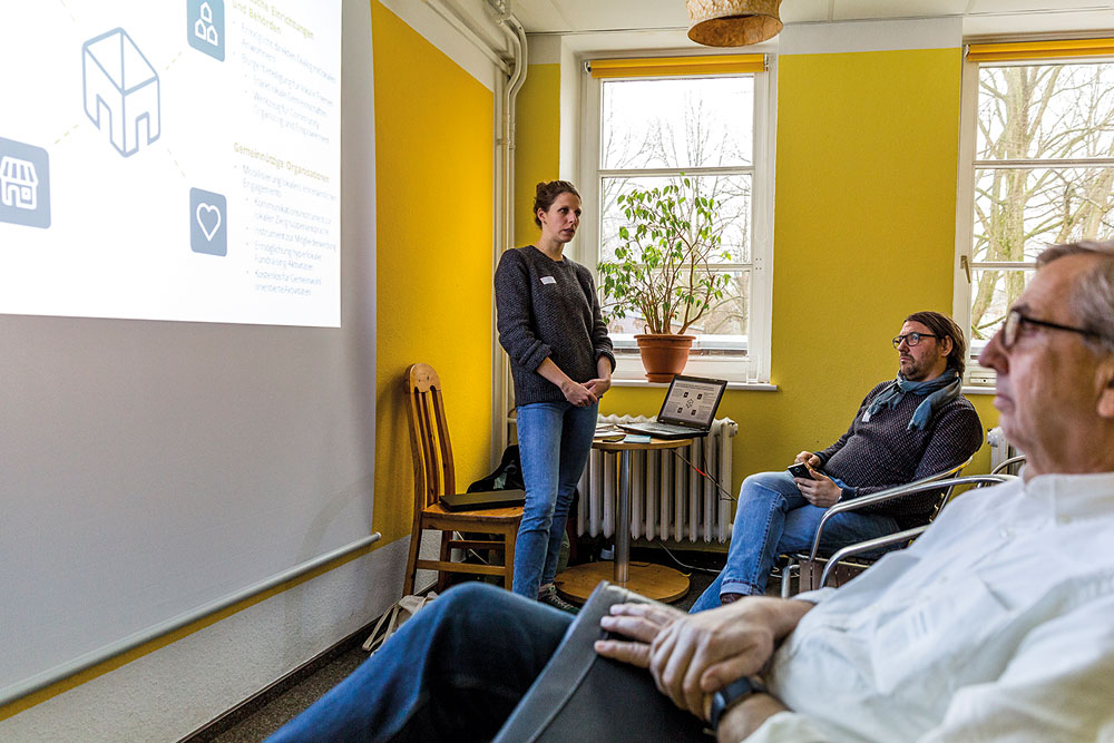 Anne Gottwald von nebenan.de – zuständig für die Organisationsprofile und Städtepartnerschaften – erläutert die Möglichkeiten der Nachbarschafts­plattform für Stadtteileinrichtungen, Foto: Miguel Ferraz