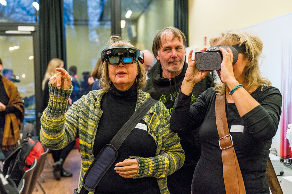 In der Ausstellung des CSTI könnten die Teilnehmer*innen „Smart Objects“ selber austesten – wie hier Virtual Reality mit Hilfe einer Datenbrille, Foto: Miguel Ferraz