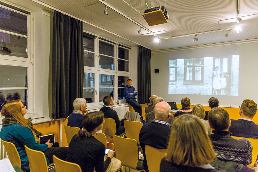 Martin Spruijt vom St. Pauli-Archiv e.V. erläutert auf dem Ratschlag das Konzept von eFoto, Foto: Miguel Ferraz