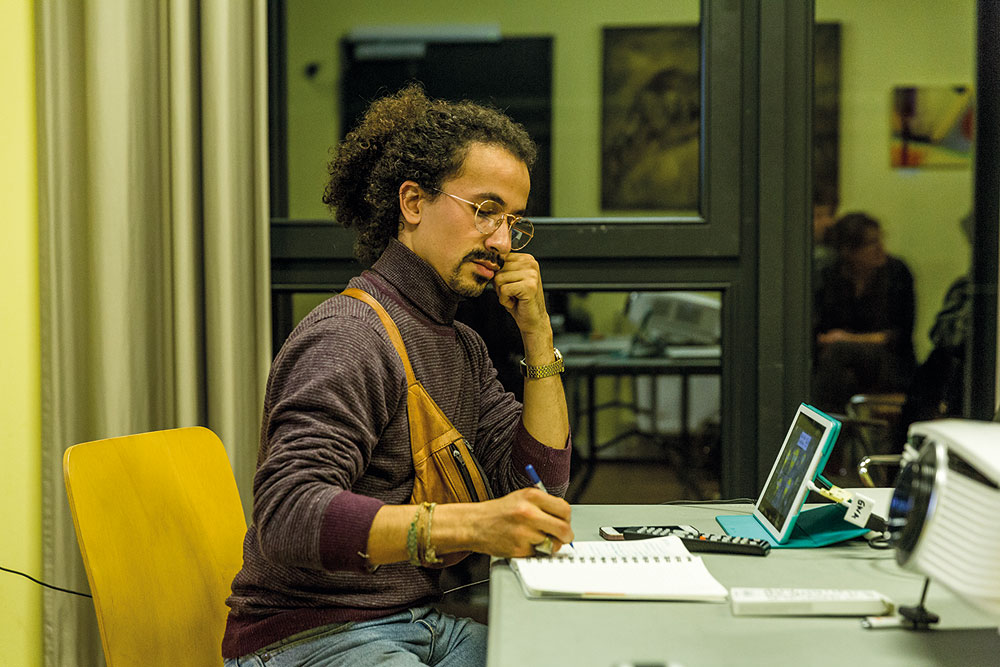 Mohammed Ghunaim notiert sich Ideen während der Session, Foto: Miguel Ferraz