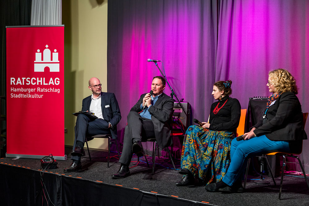 Michael Weidemann von NDR Info (links) moderiert die Diskussion zwischen Dr. Carsten Brosda, Marina Weisband und Corinne Eichner, Foto: Miguel Ferraz