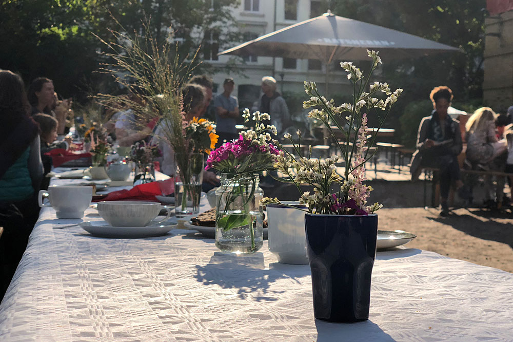 Die lange Teetafel, Foto: Kristina Timmermann, HausDrei e.V.