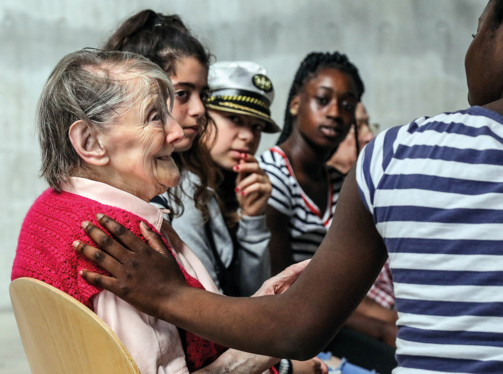 Grundschulkinder und Senior*innen singen, trommeln und improvisieren gemeinsam, Fotos: Andreas Bock